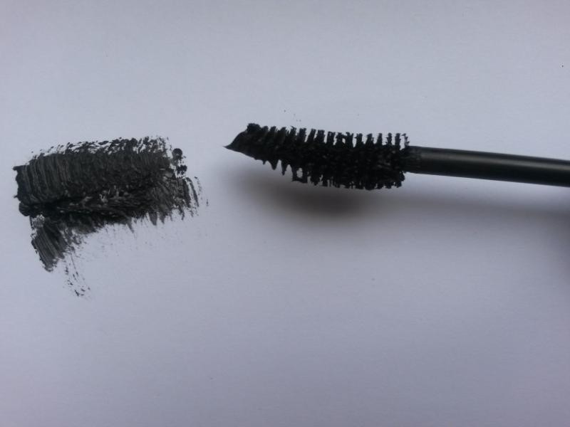 ClioMakeUp-recensione-essence-rock-n-doll-mascara-macro2