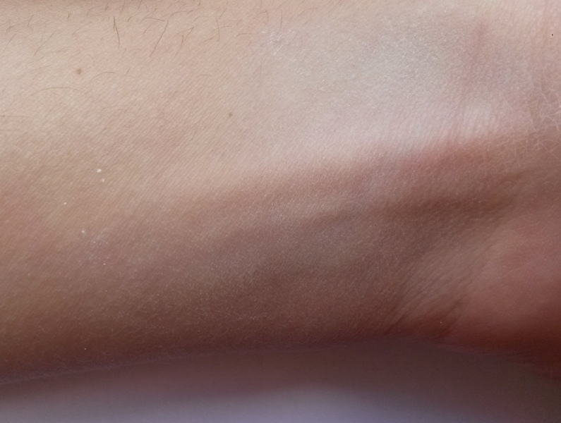 ClioMakeUp-recensione-translucent-mineral-powder-neve-cosmetics-cipria-hollywood-swatch