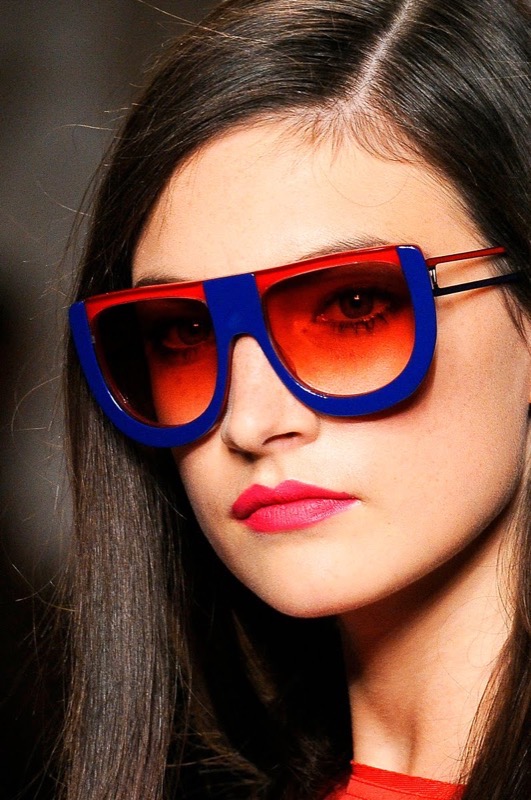 Nuovo trend: occhiali da sole colorati per illuminare il volto e l'umore!