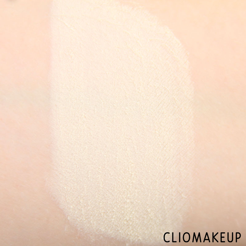 cliomakeup-recensione-cipria-brighten-up-banana-powder-essence-6