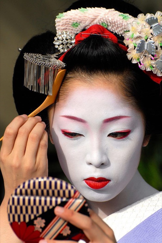 https://cliomakeupcdn-61d1.kxcdn.com/wp-content/uploads/2018/02/cliomakeup-donne-icone-make-up-1-geisha.jpg