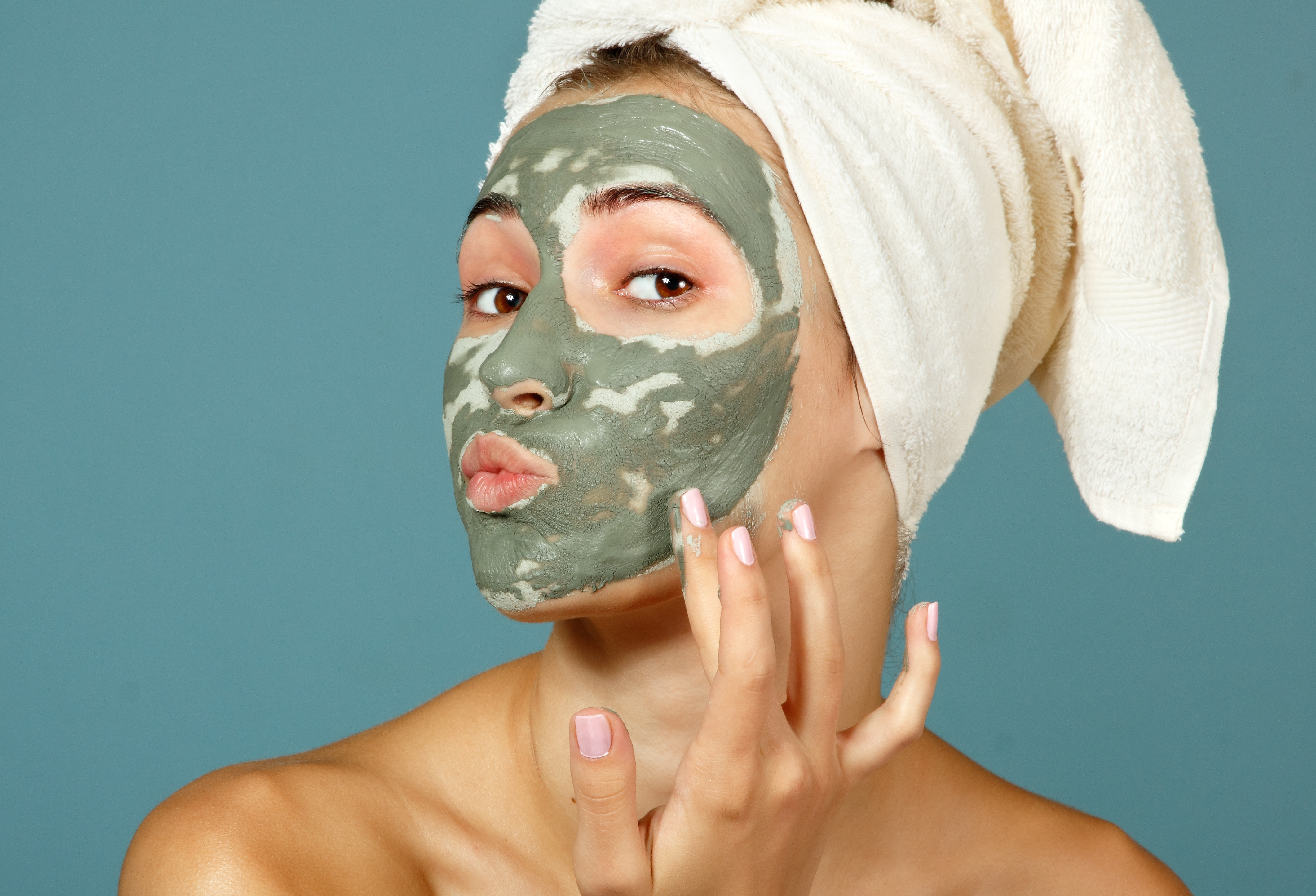 Эффективные маски отзывы. Шери маска зеленая глина. Маска для лица. Девушка с маской на лице. Женщина в маске для лица.