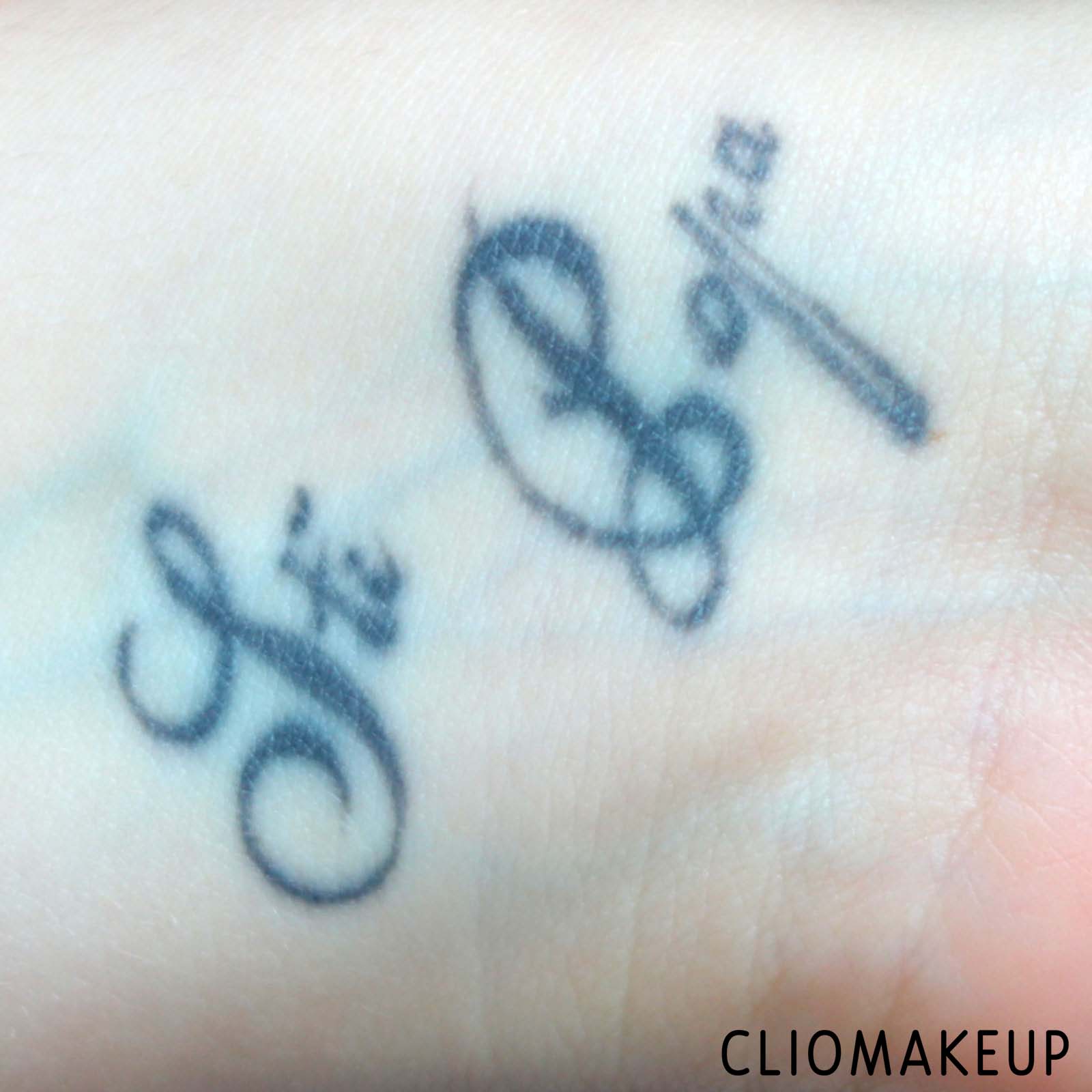 cliomakeup-recensione-correttore-kat-von-d-lock-it-concealer-creme-8