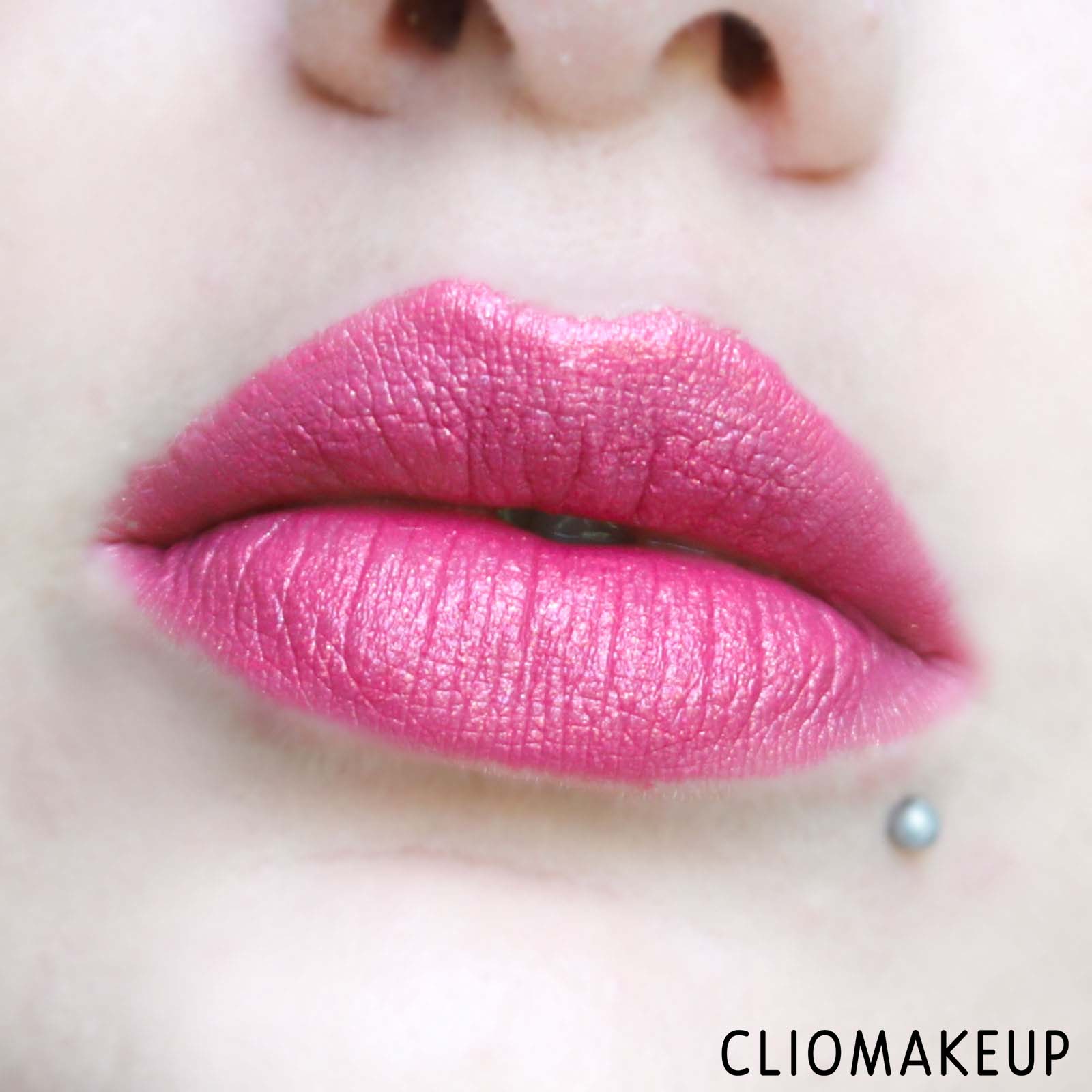 cliomakeup-recensione-rossetto-essence-adventures-awaits-metallic-lipstick-10