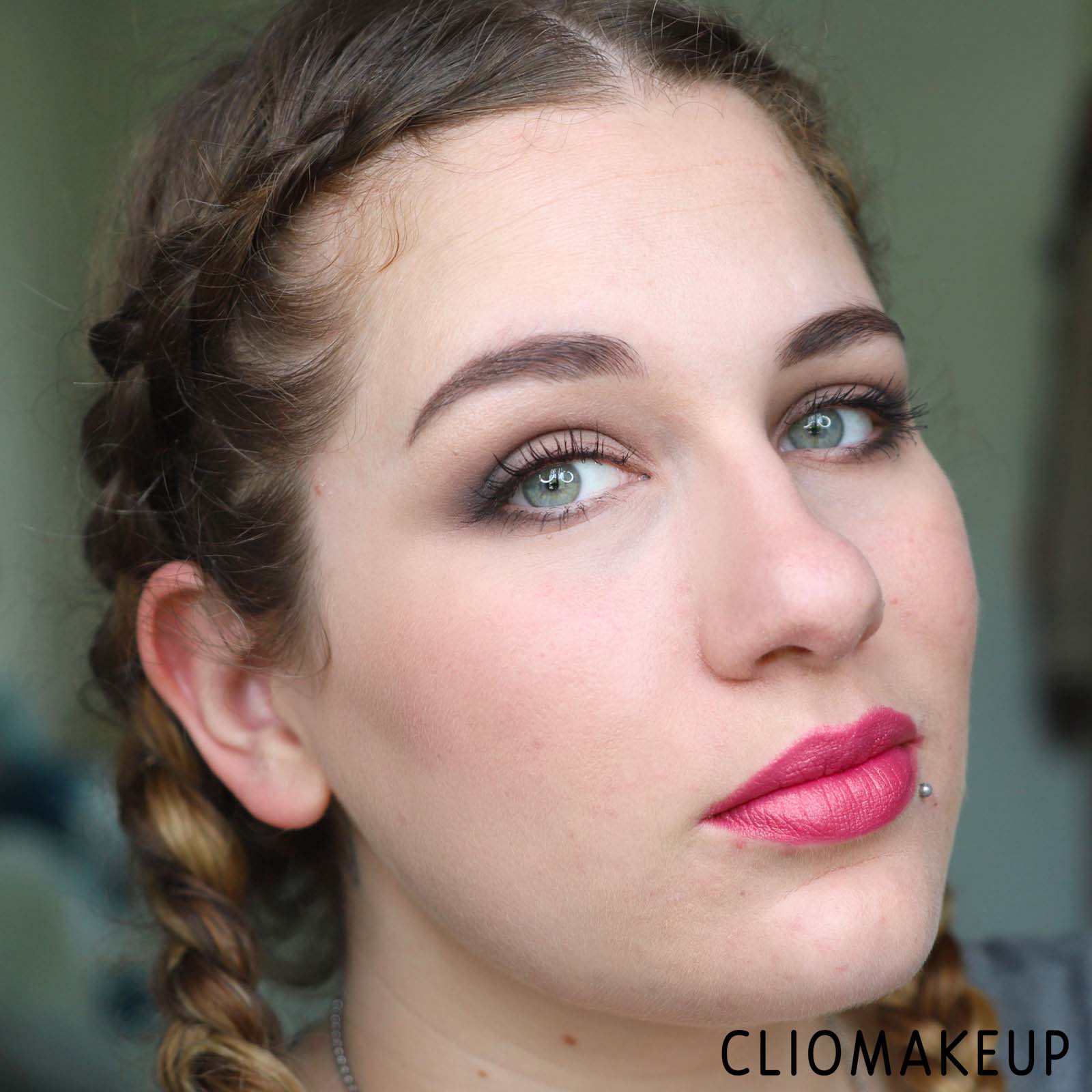 cliomakeup-recensione-rossetto-essence-adventures-awaits-metallic-lipstick-13