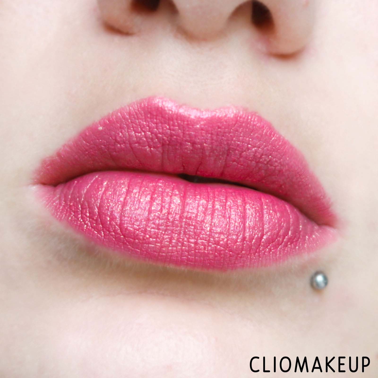 cliomakeup-recensione-rossetto-essence-adventures-awaits-metallic-lipstick-14