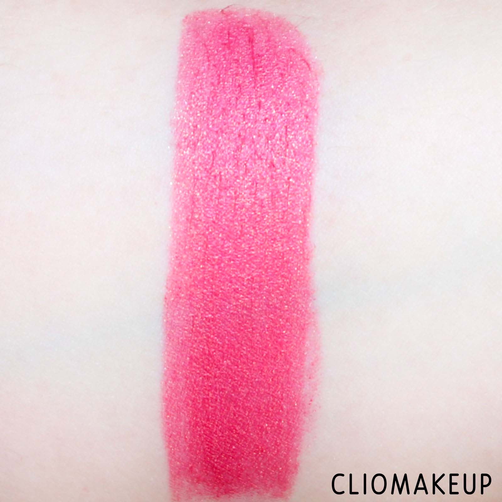 cliomakeup-recensione-rossetto-essence-adventures-awaits-metallic-lipstick-7
