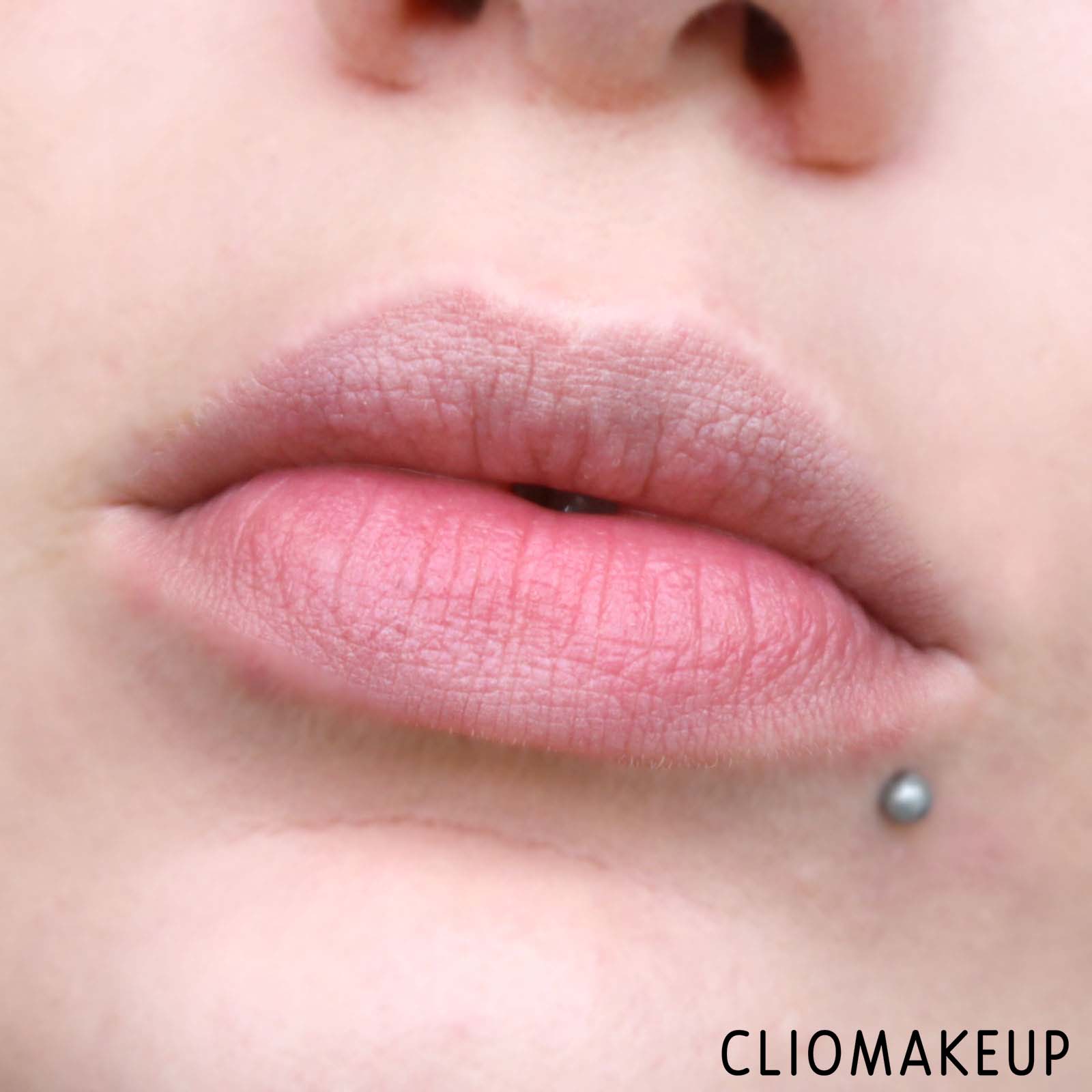 cliomakeup-recensione-rossetto-essence-adventures-awaits-metallic-lipstick-9