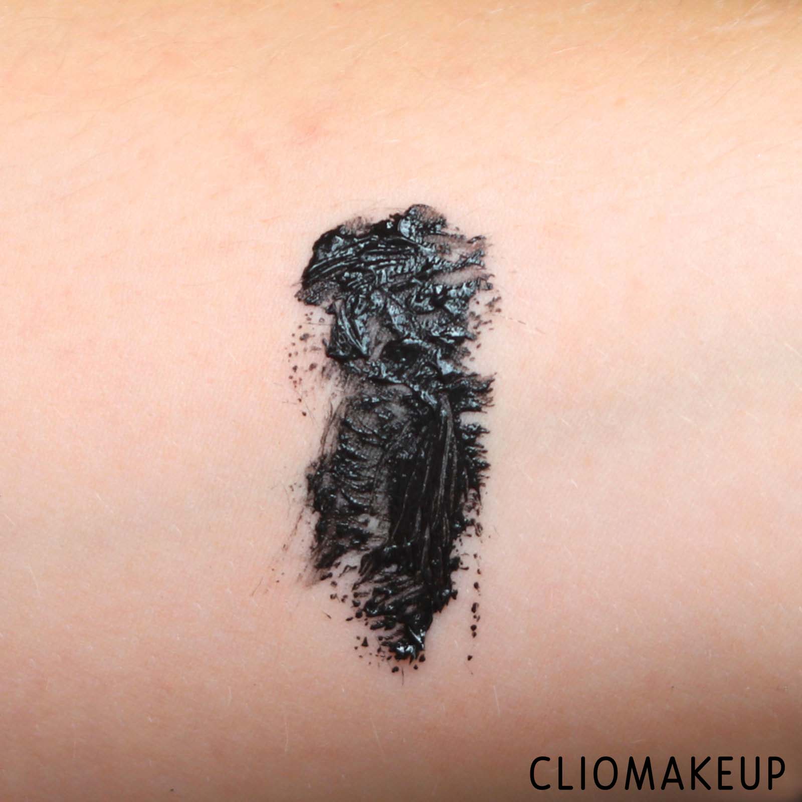 cliomakeup-recensione-mascara-essence-i-love-extreme-volume-mascara-waterproof-7