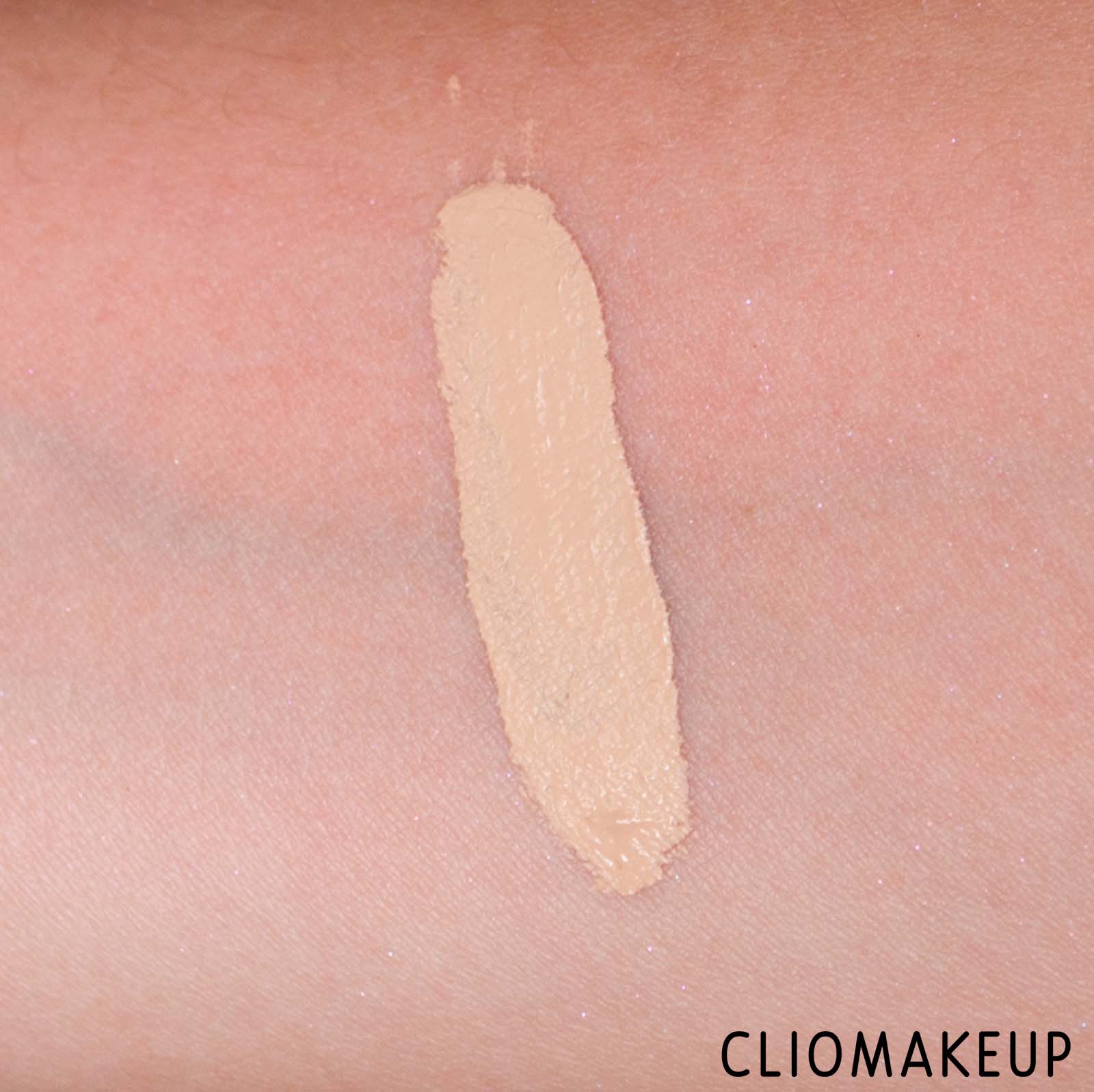 cliomakeup-recensione-correttore-huda-beauty-the-overachiever-concealer-7