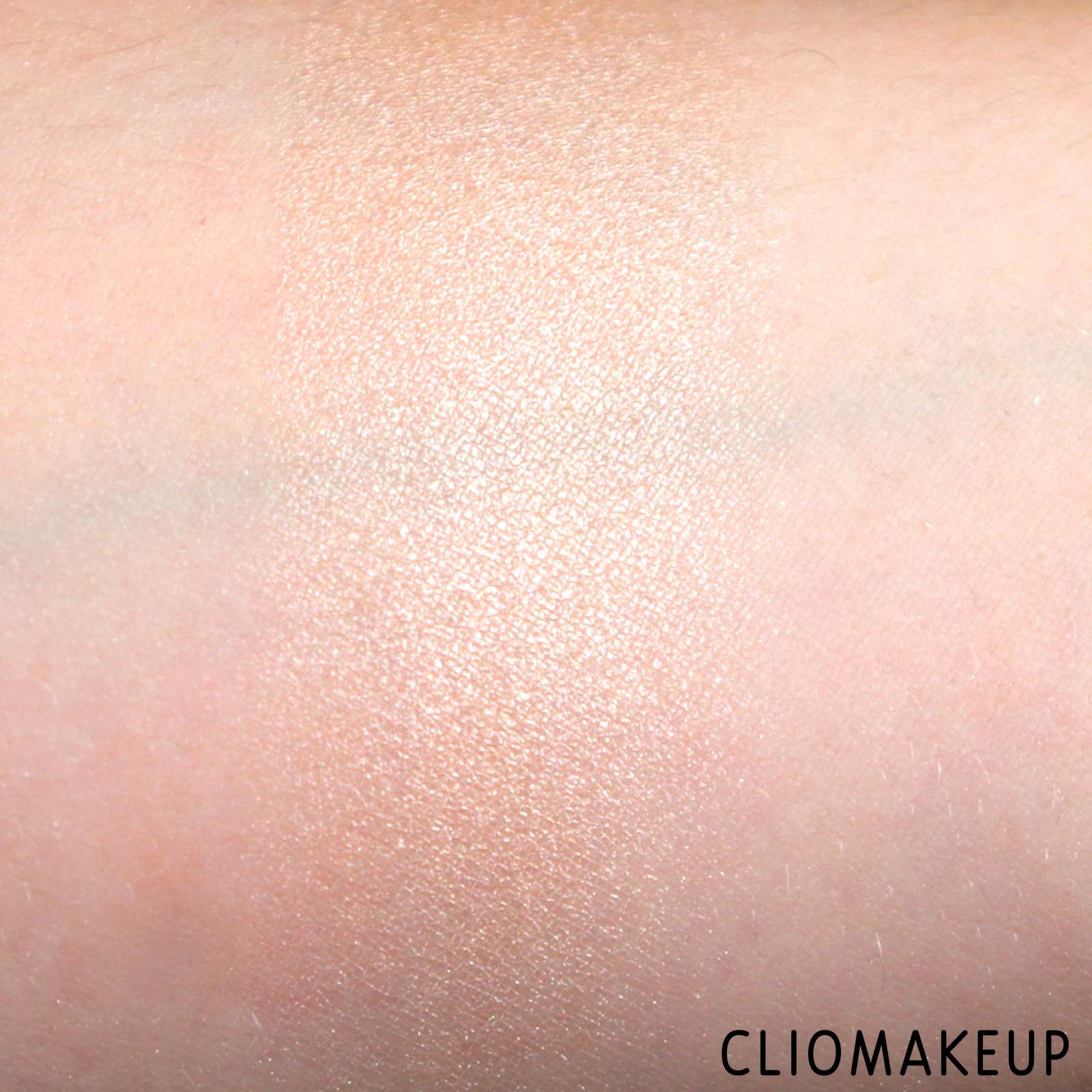 cliomakeup-recensione-illuminante-pupa-glow-obsession-compact-highlighter-7