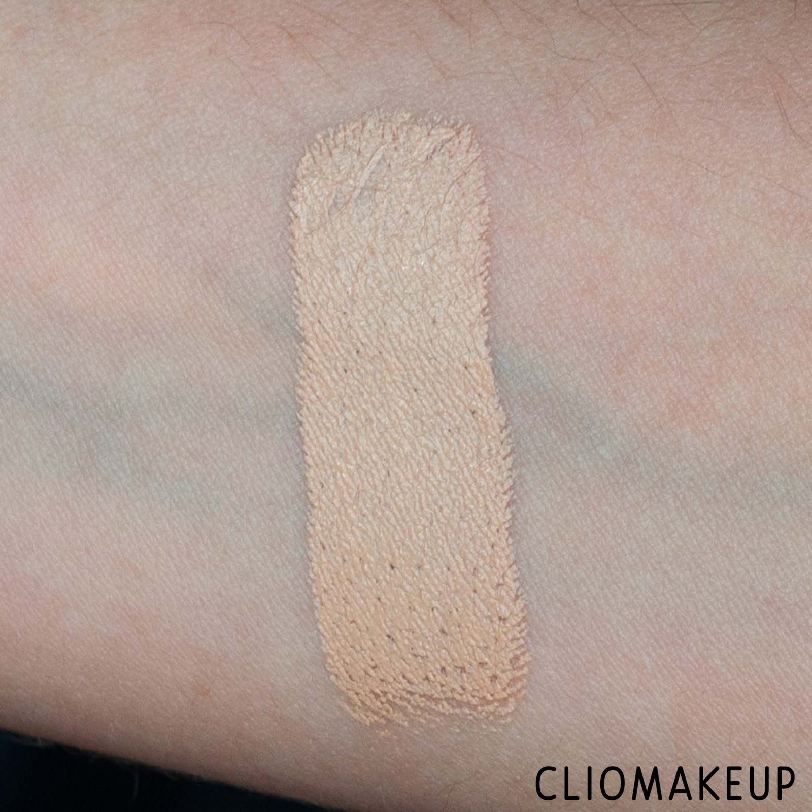 cliomakeup-recensione-fondotinta-in-stick-makeup-revolution-fast-base-stick-foundation-7