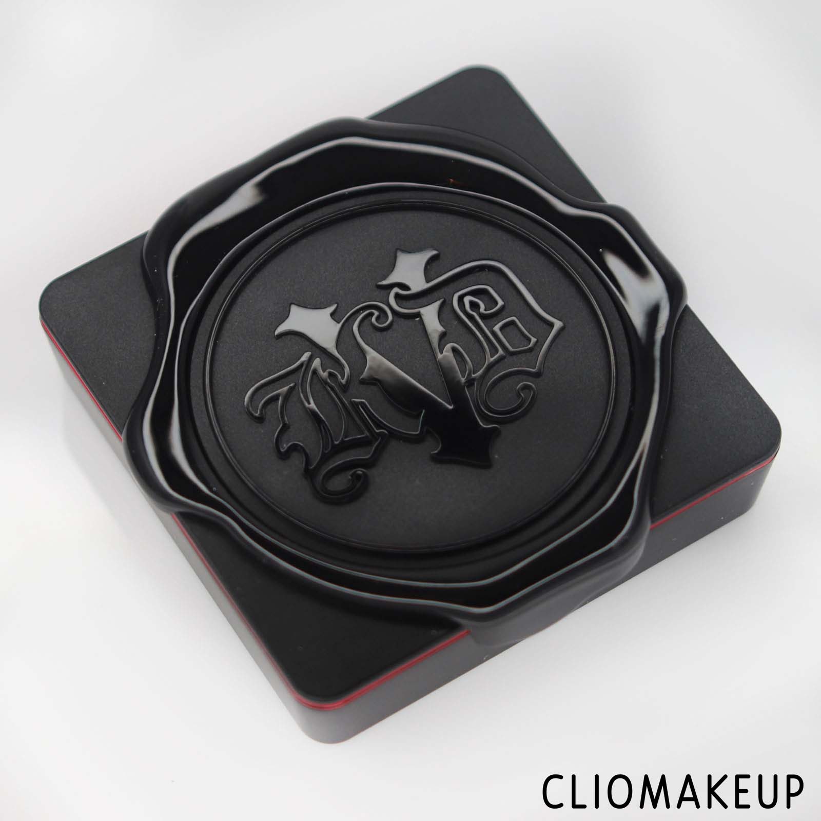 cliomakeup-recensione-fondotinta-kat-von-d-lock-it-powder-foundation-2