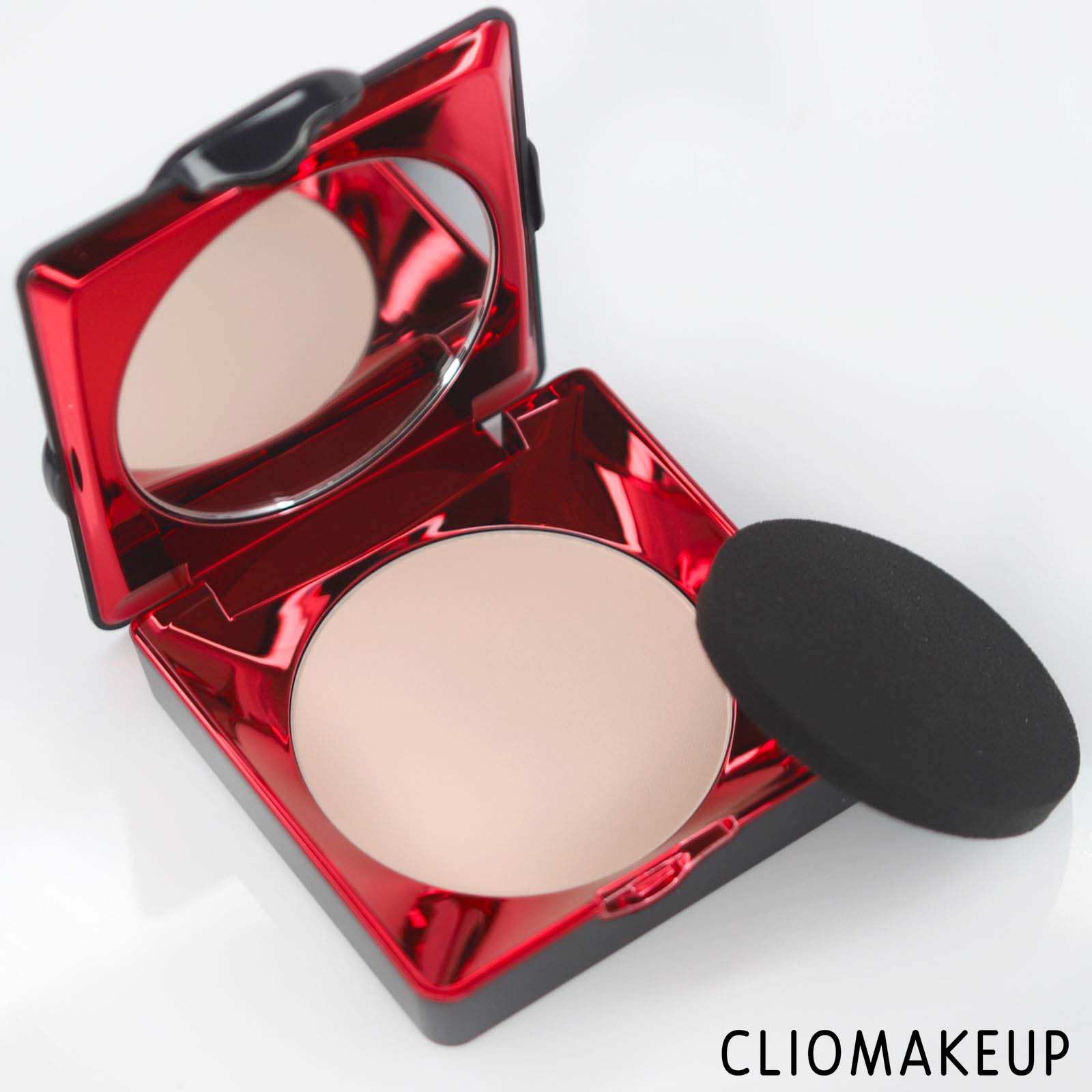 cliomakeup-recensione-fondotinta-kat-von-d-lock-it-powder-foundation-4