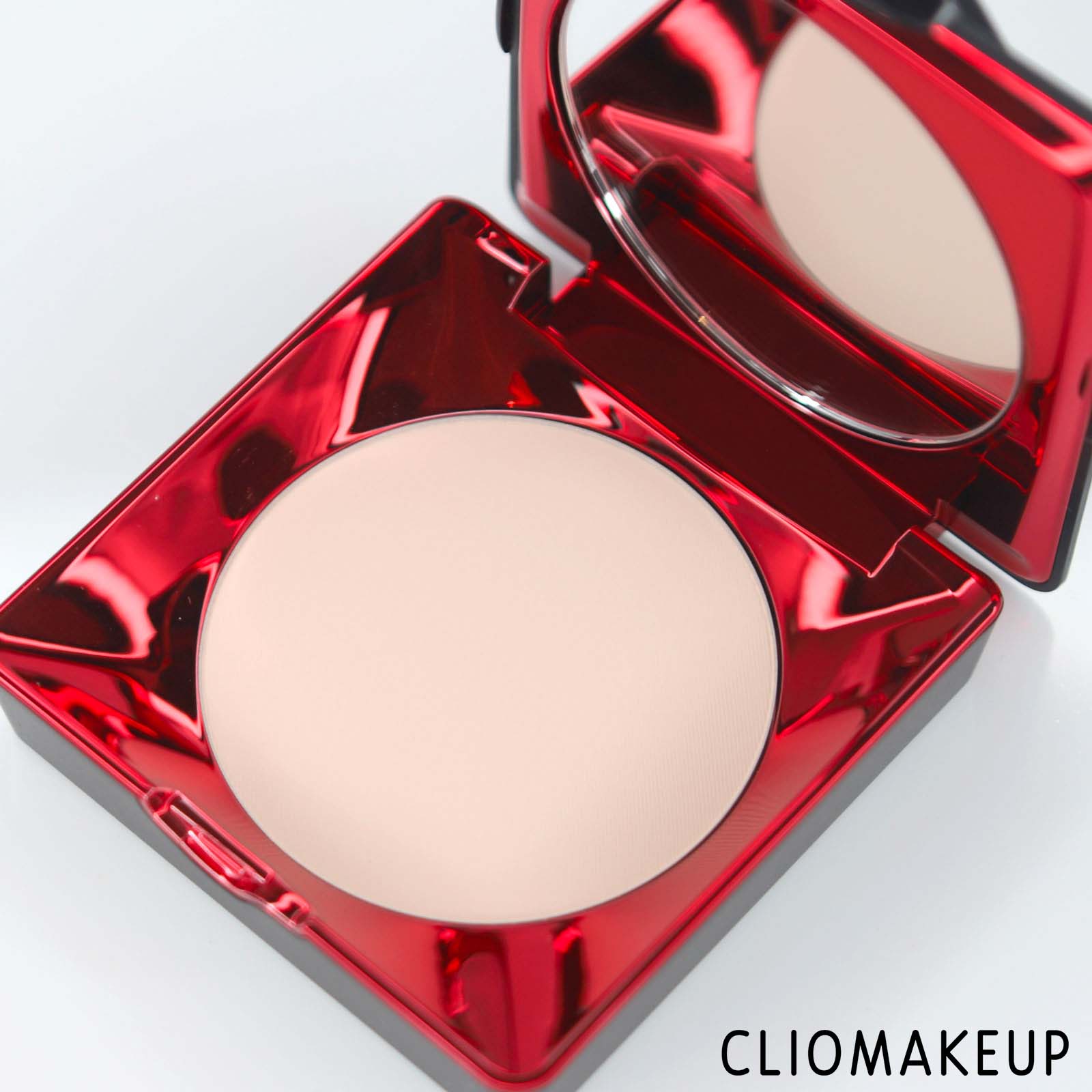 cliomakeup-recensione-fondotinta-kat-von-d-lock-it-powder-foundation-5