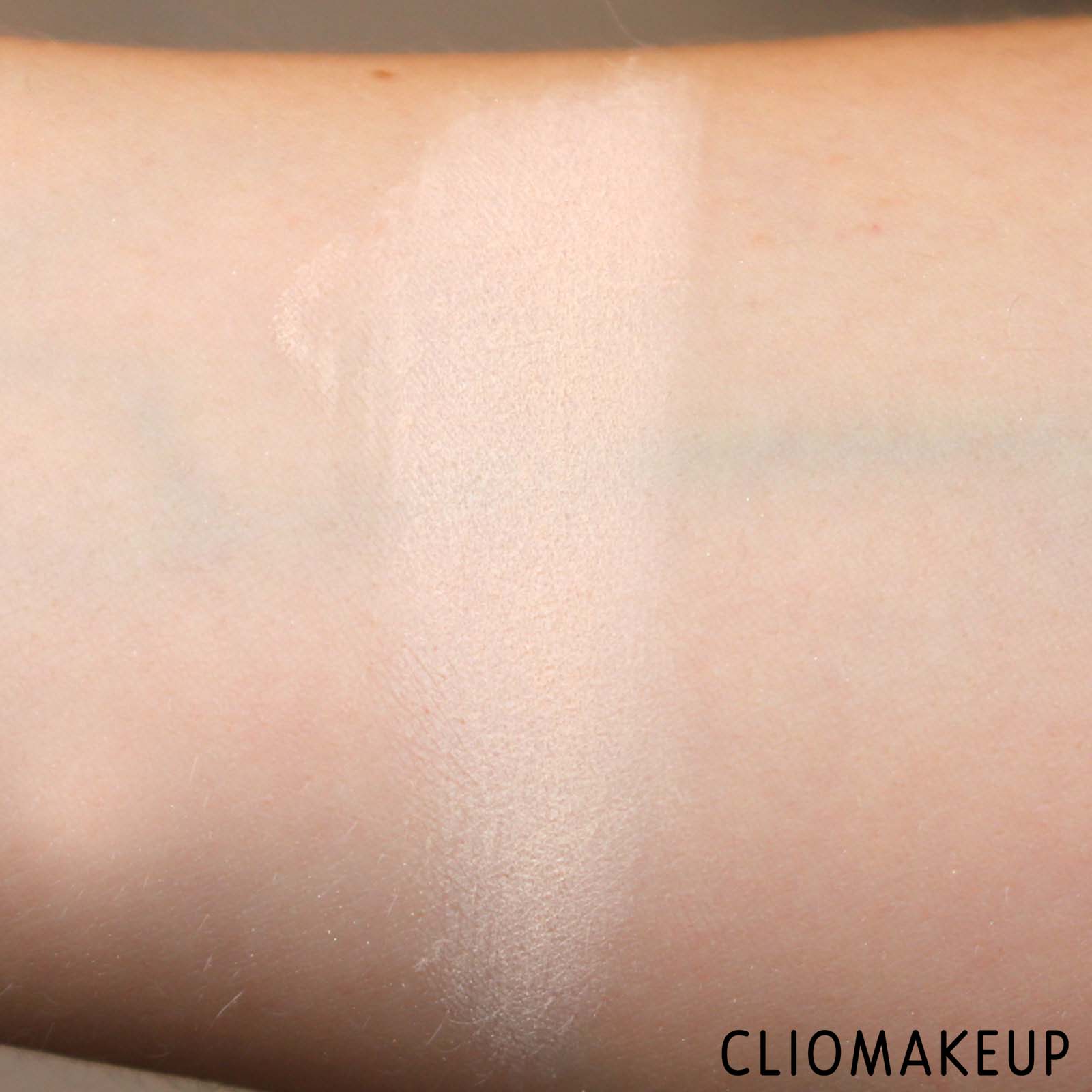 cliomakeup-recensione-fondotinta-kat-von-d-lock-it-powder-foundation-7