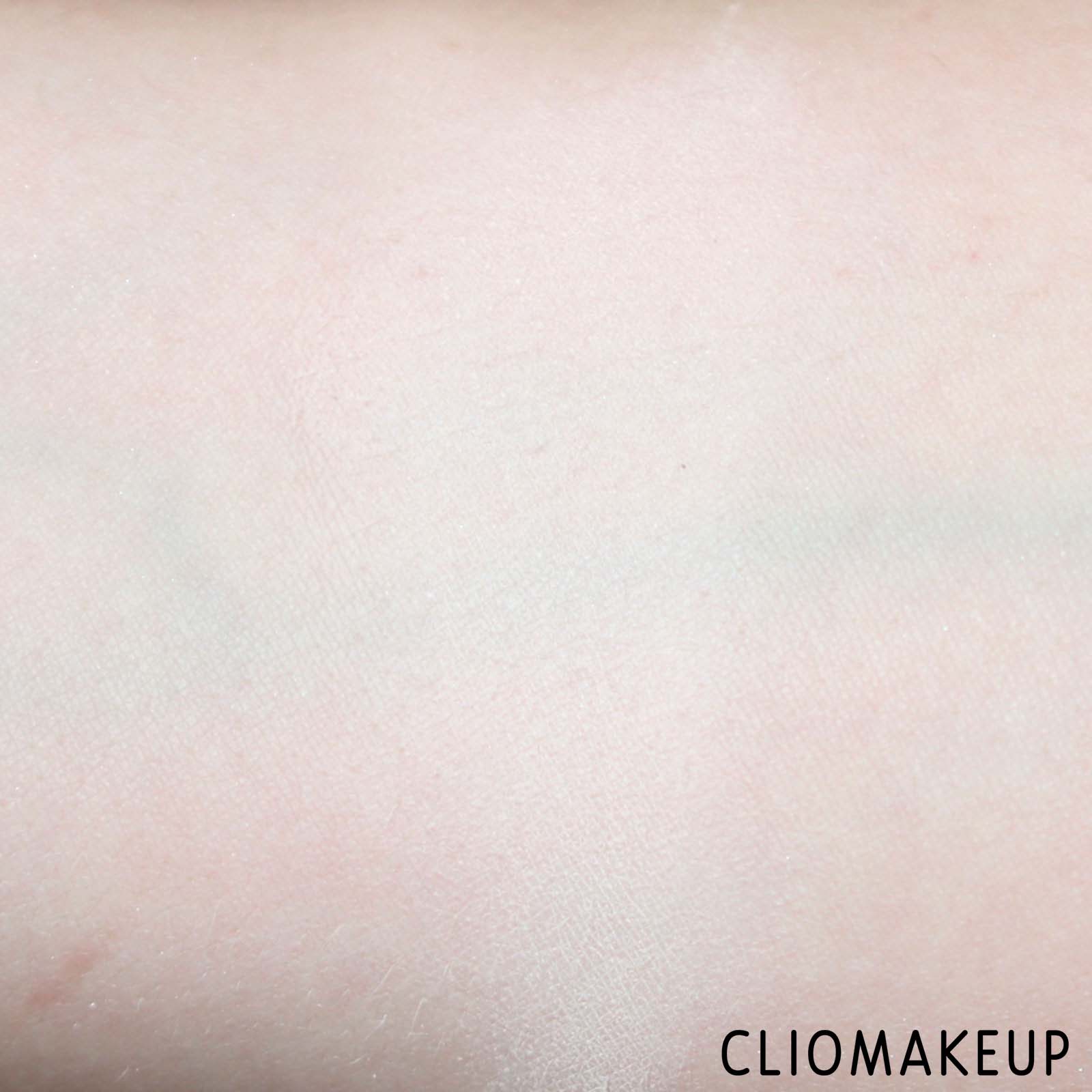 cliomakeup-recensione-fondotinta-kat-von-d-lock-it-powder-foundation-8