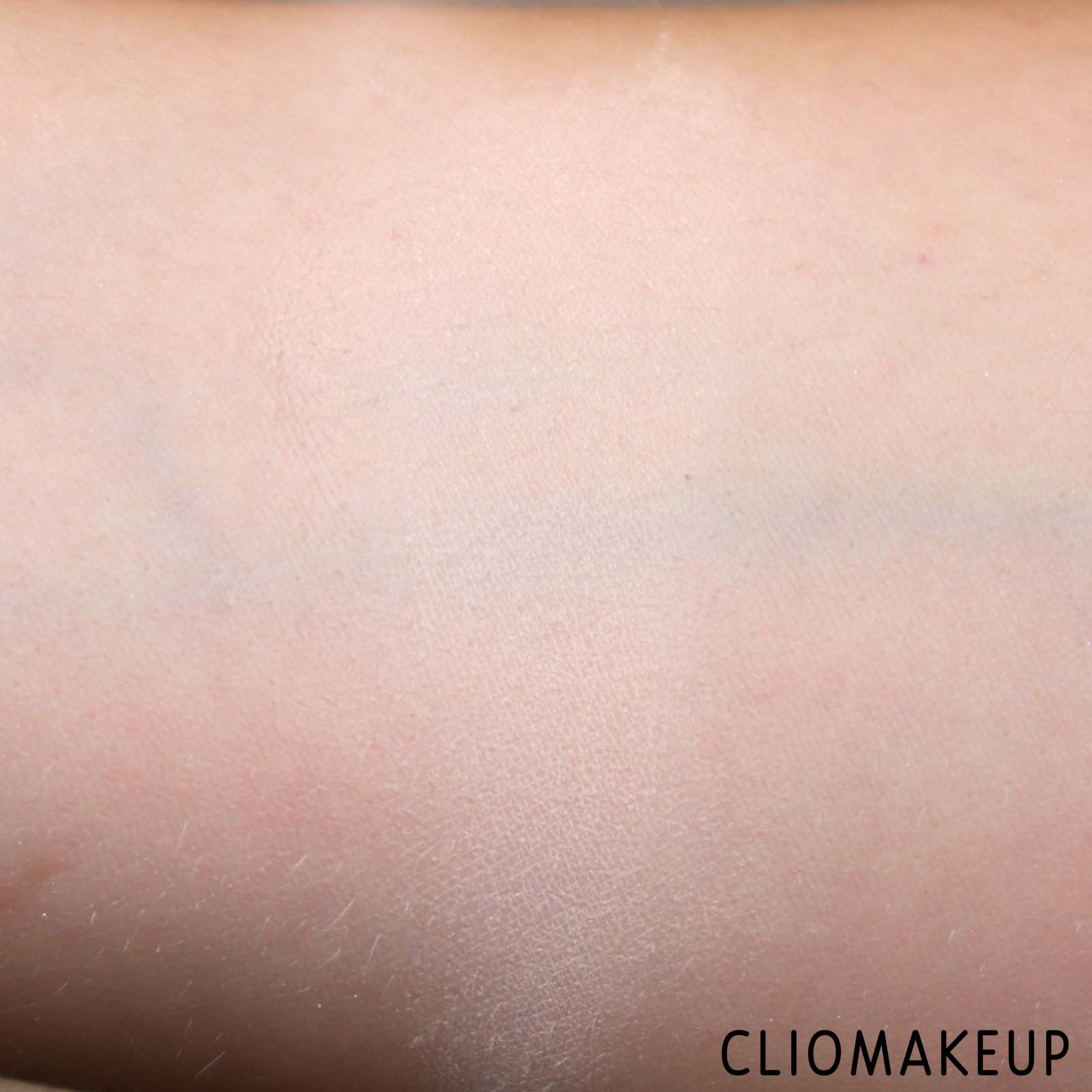 cliomakeup-recensione-fondotinta-kat-von-d-lock-it-powder-foundation-9