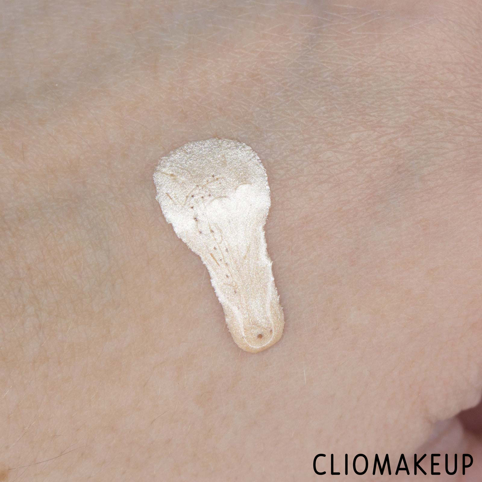 cliomakeup-recensione-illuminante-viso-liquido-essence-#instaperfect-liquid-highlighter-7