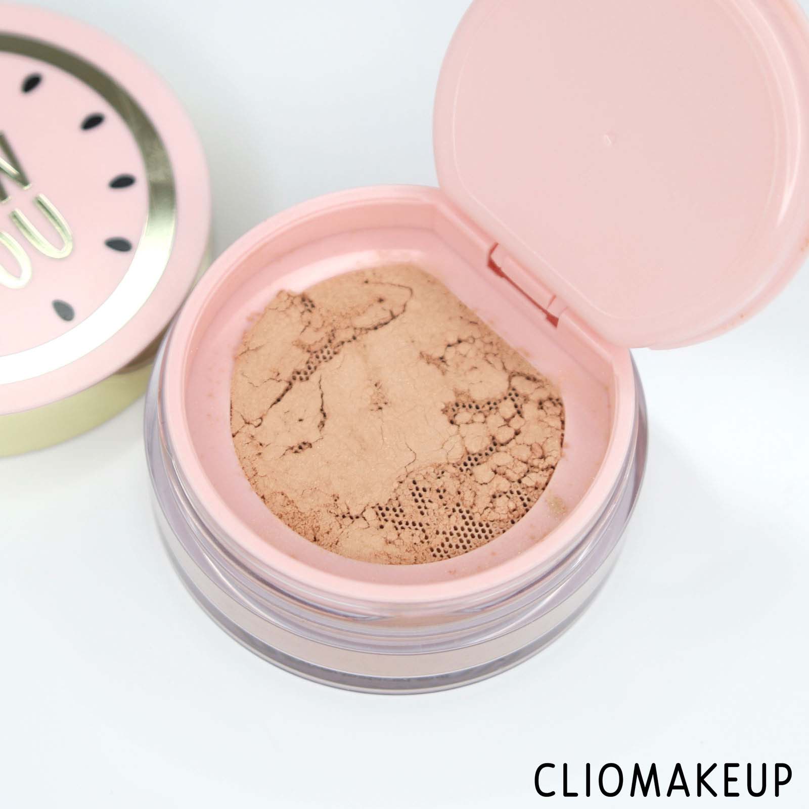 cliomakeup-recensione-too-faced-dew-you-loose-setting-powder-5