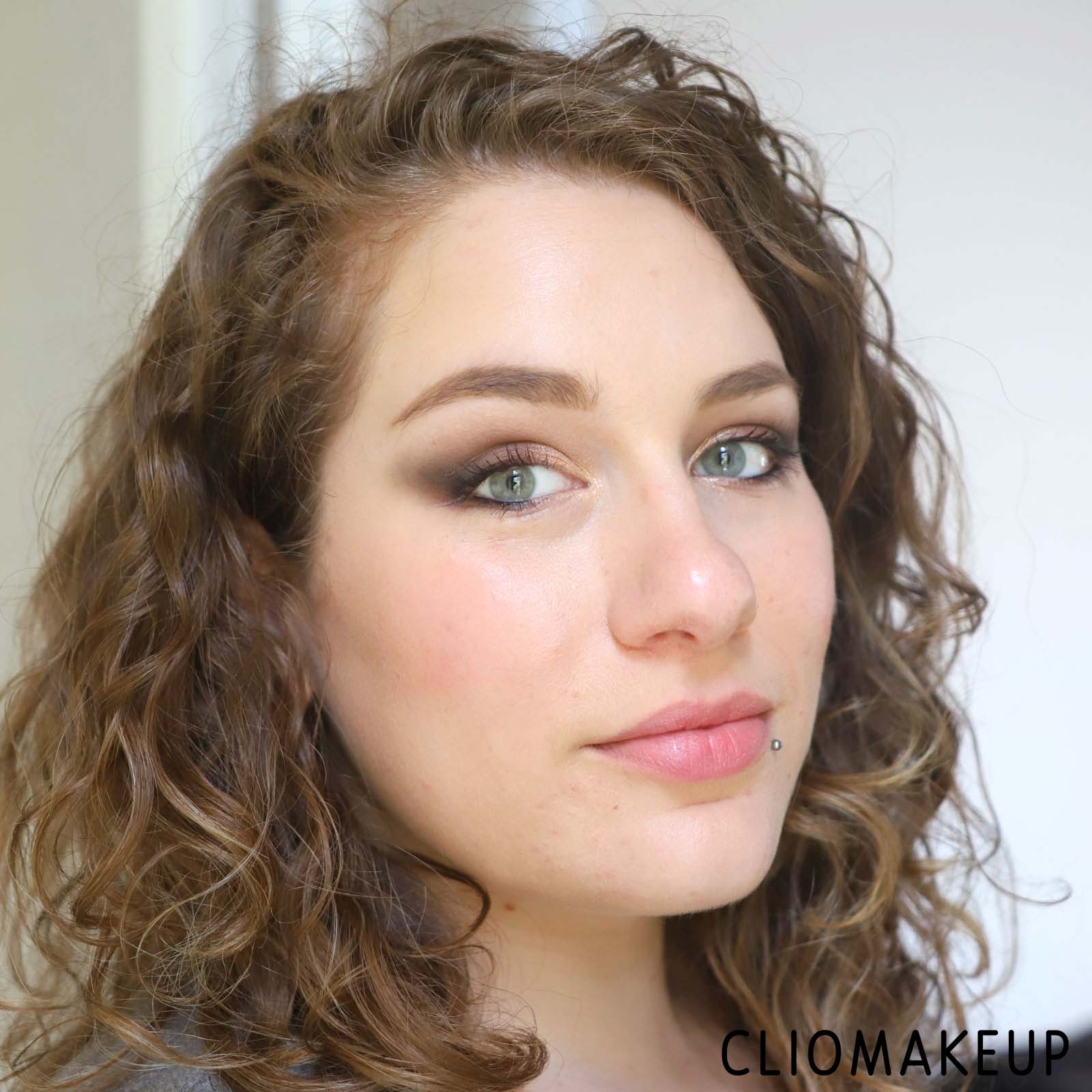 cliomakeup-recensione-cipria-marc-jacobs-accomplice-instant-bluring-beauty-powder-14