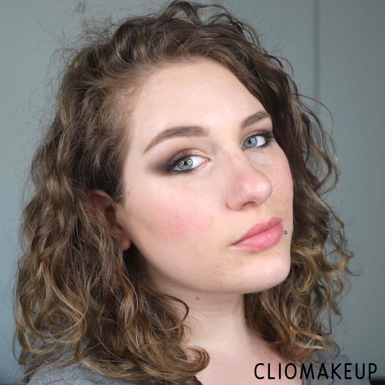 cliomakeup-recensione-cipria-marc-jacobs-accomplice-instant-bluring-beauty-powder-15