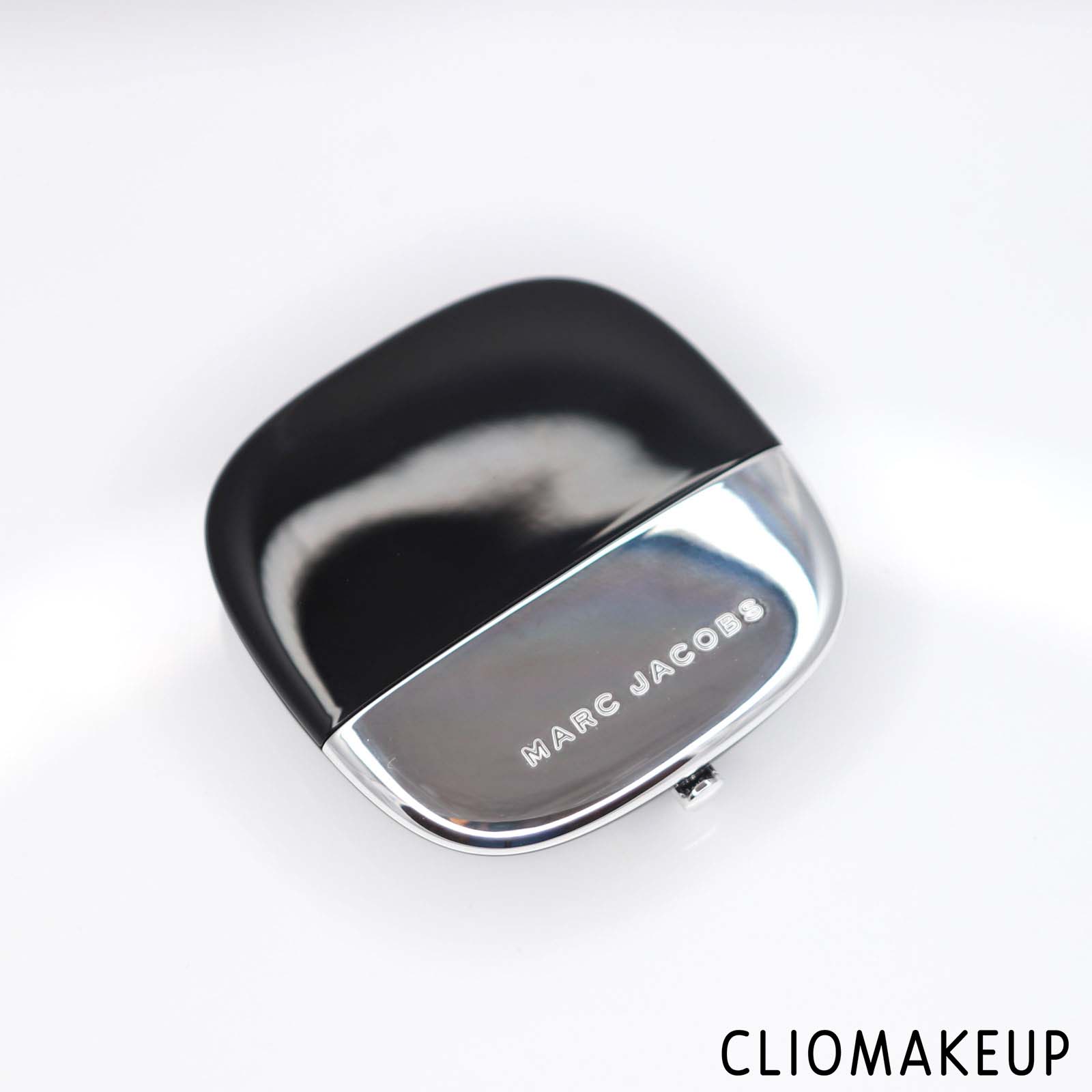 cliomakeup-recensione-cipria-marc-jacobs-accomplice-instant-bluring-beauty-powder-2
