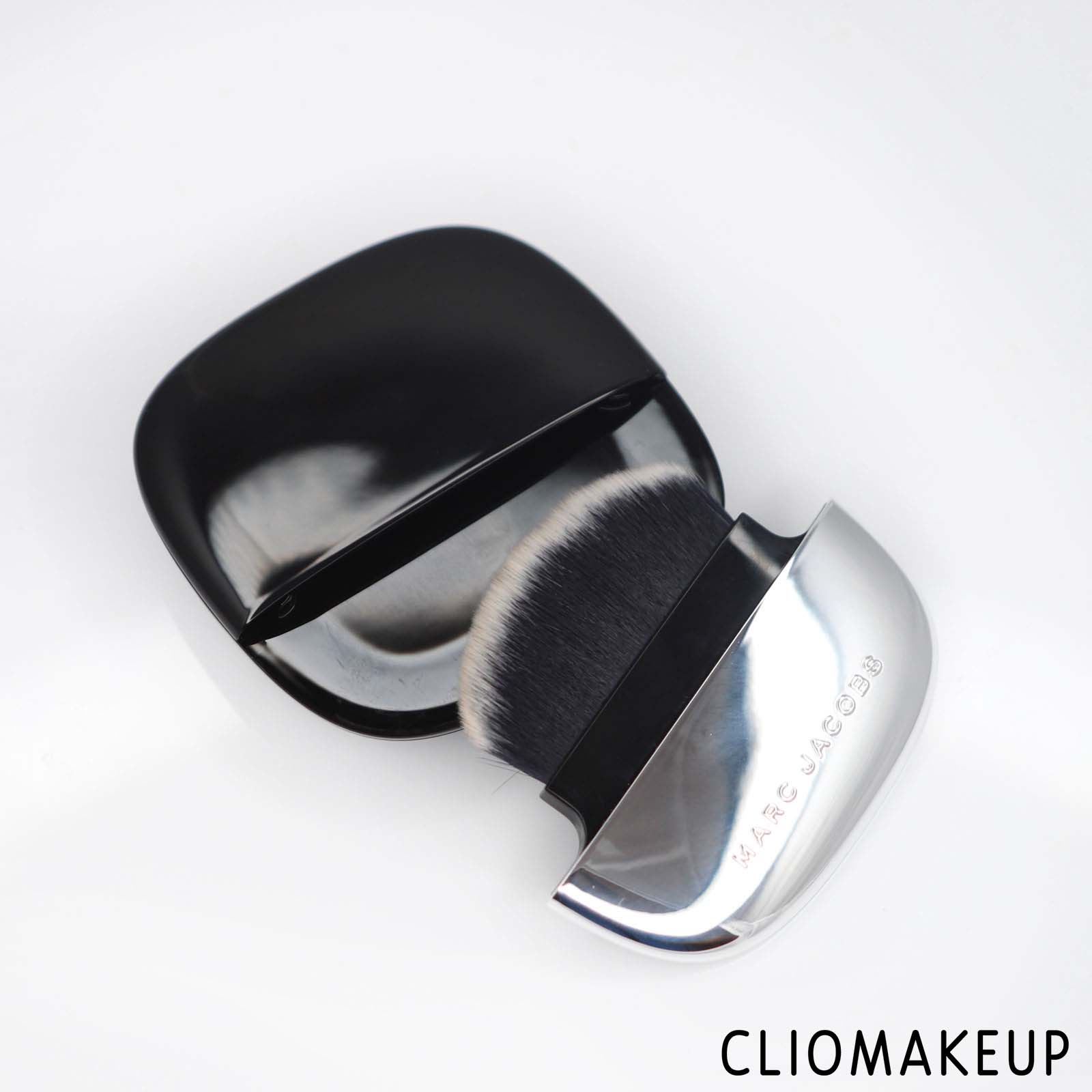cliomakeup-recensione-cipria-marc-jacobs-accomplice-instant-bluring-beauty-powder-4