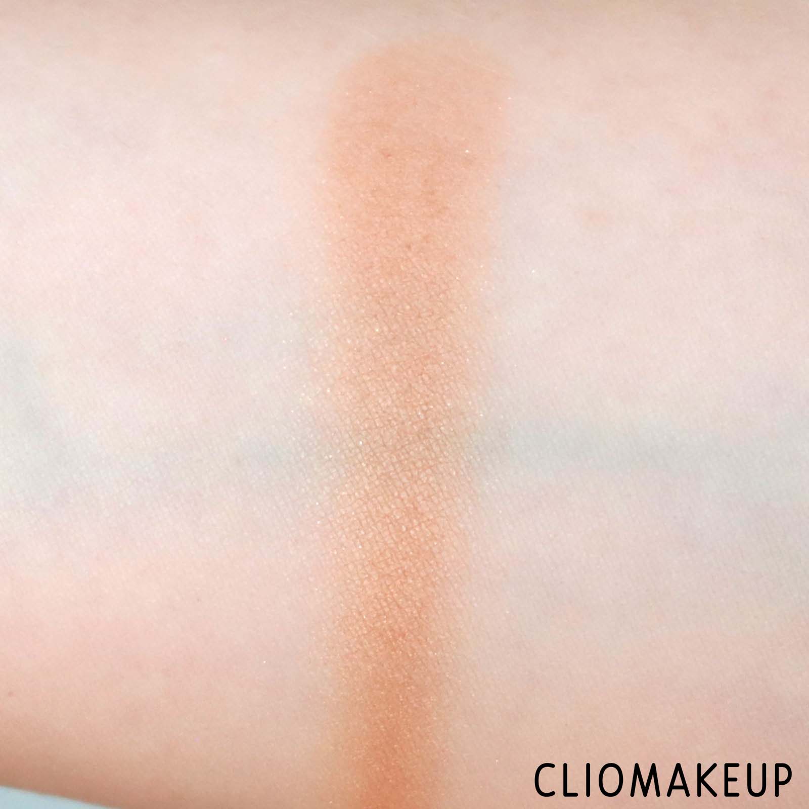 cliomakeup-recensione-cipria-marc-jacobs-accomplice-instant-bluring-beauty-powder-6