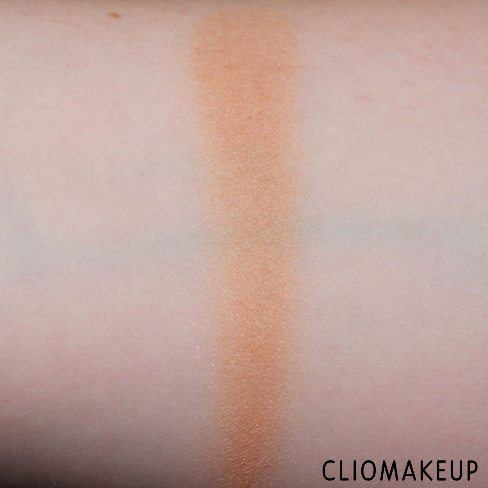 cliomakeup-recensione-cipria-marc-jacobs-accomplice-instant-bluring-beauty-powder-7