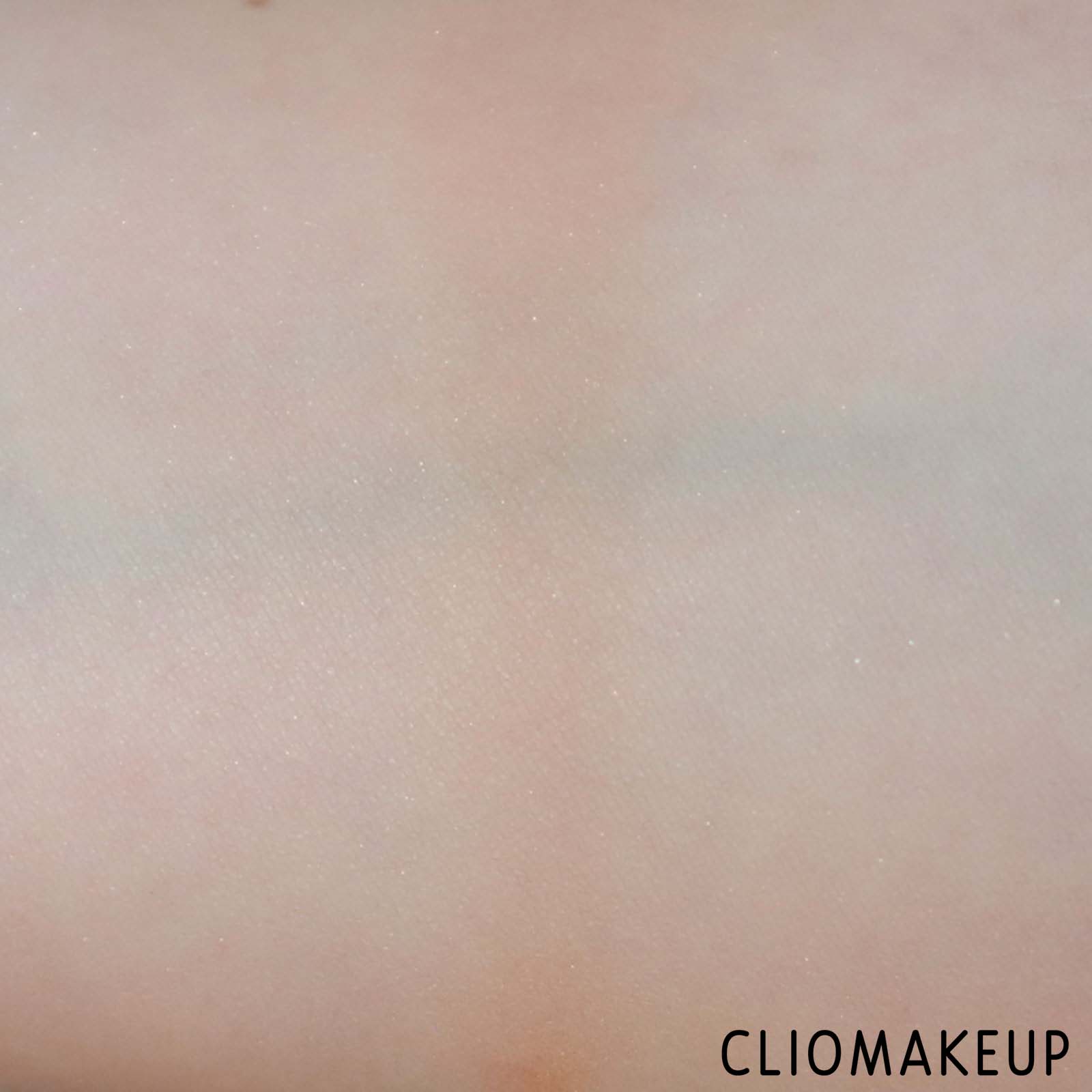 cliomakeup-recensione-cipria-marc-jacobs-accomplice-instant-bluring-beauty-powder-8