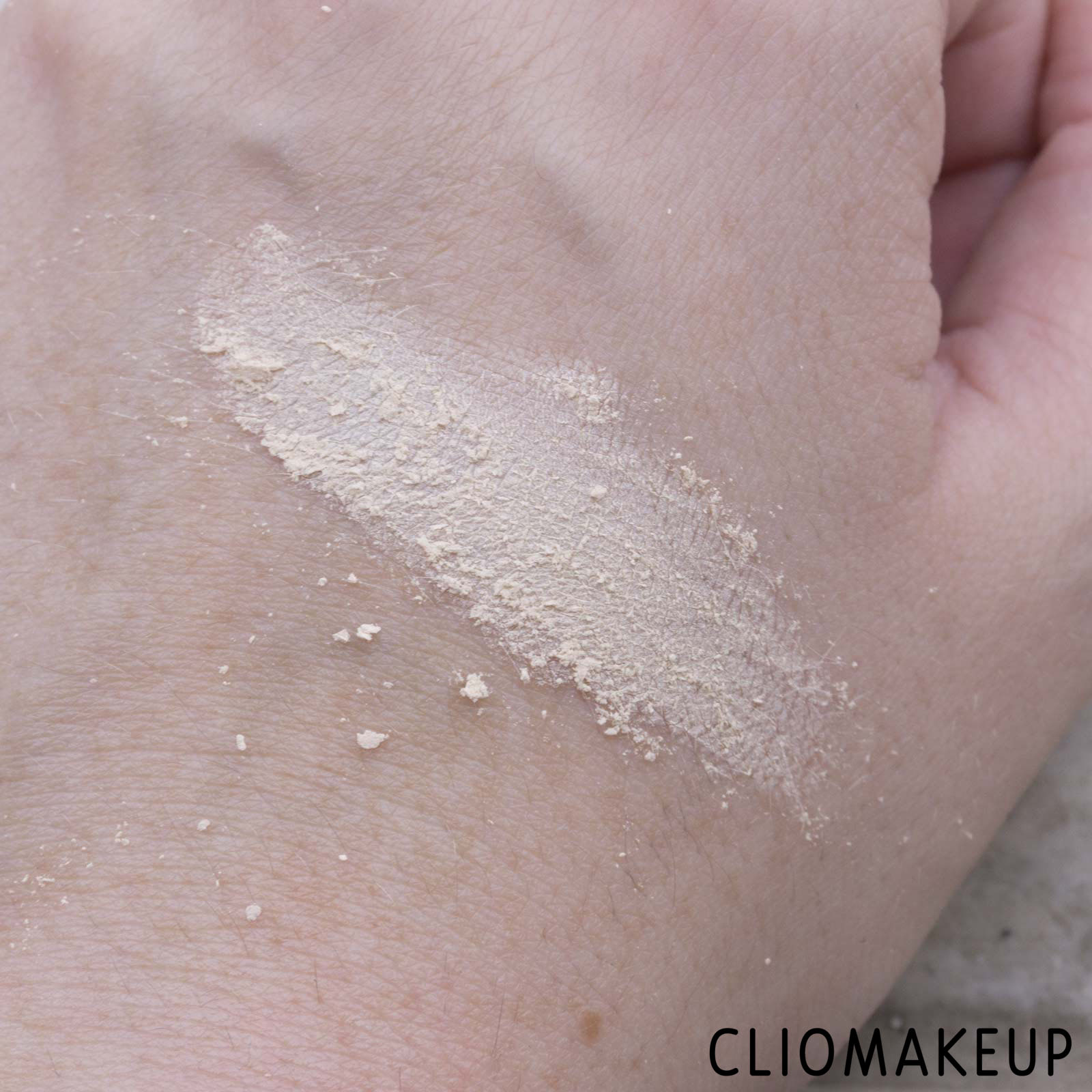 cliomakeup-recensione-cipria-marc-jacobs-finish-line-perfecting-coconut-setting-powder-6
