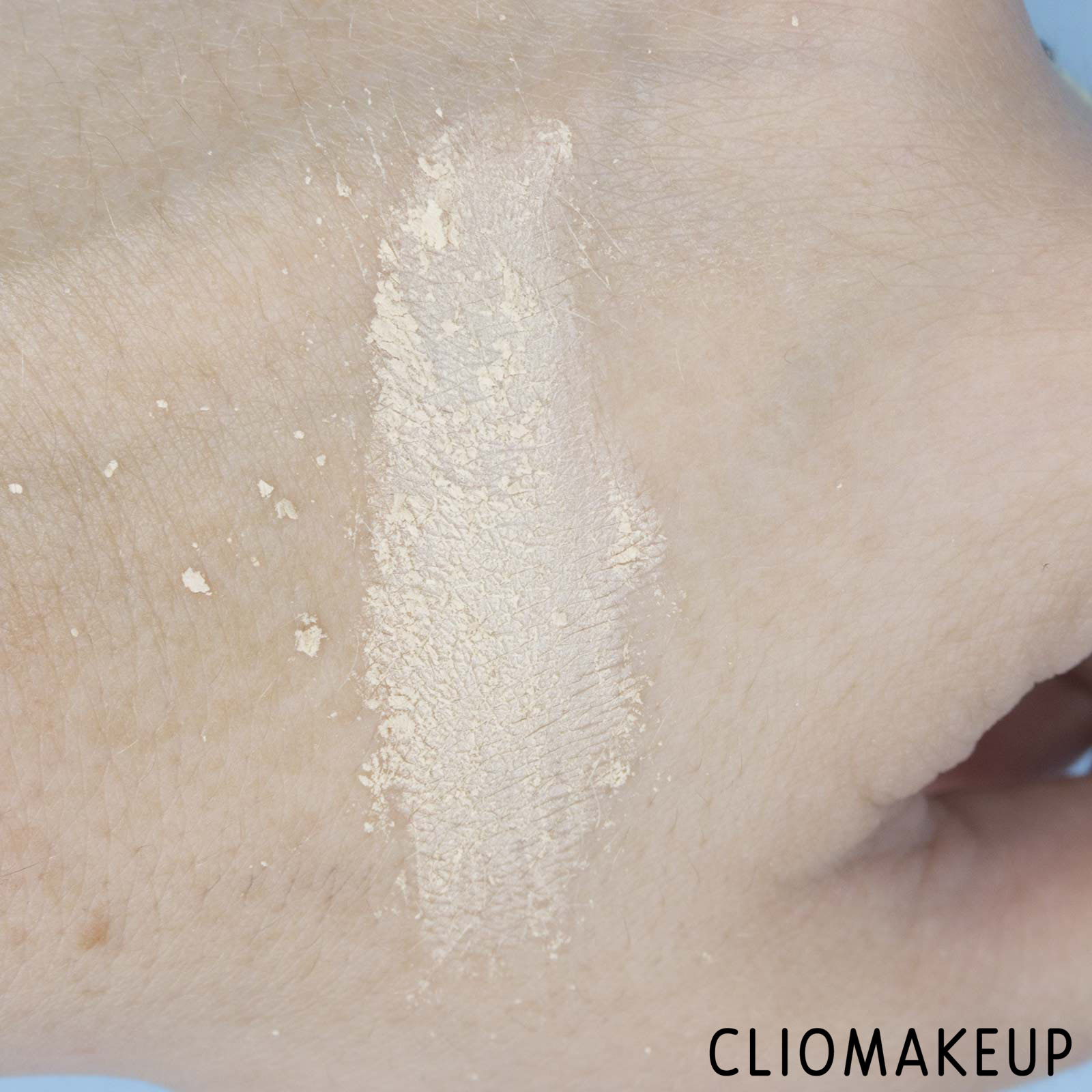 cliomakeup-recensione-cipria-marc-jacobs-finish-line-perfecting-coconut-setting-powder-7