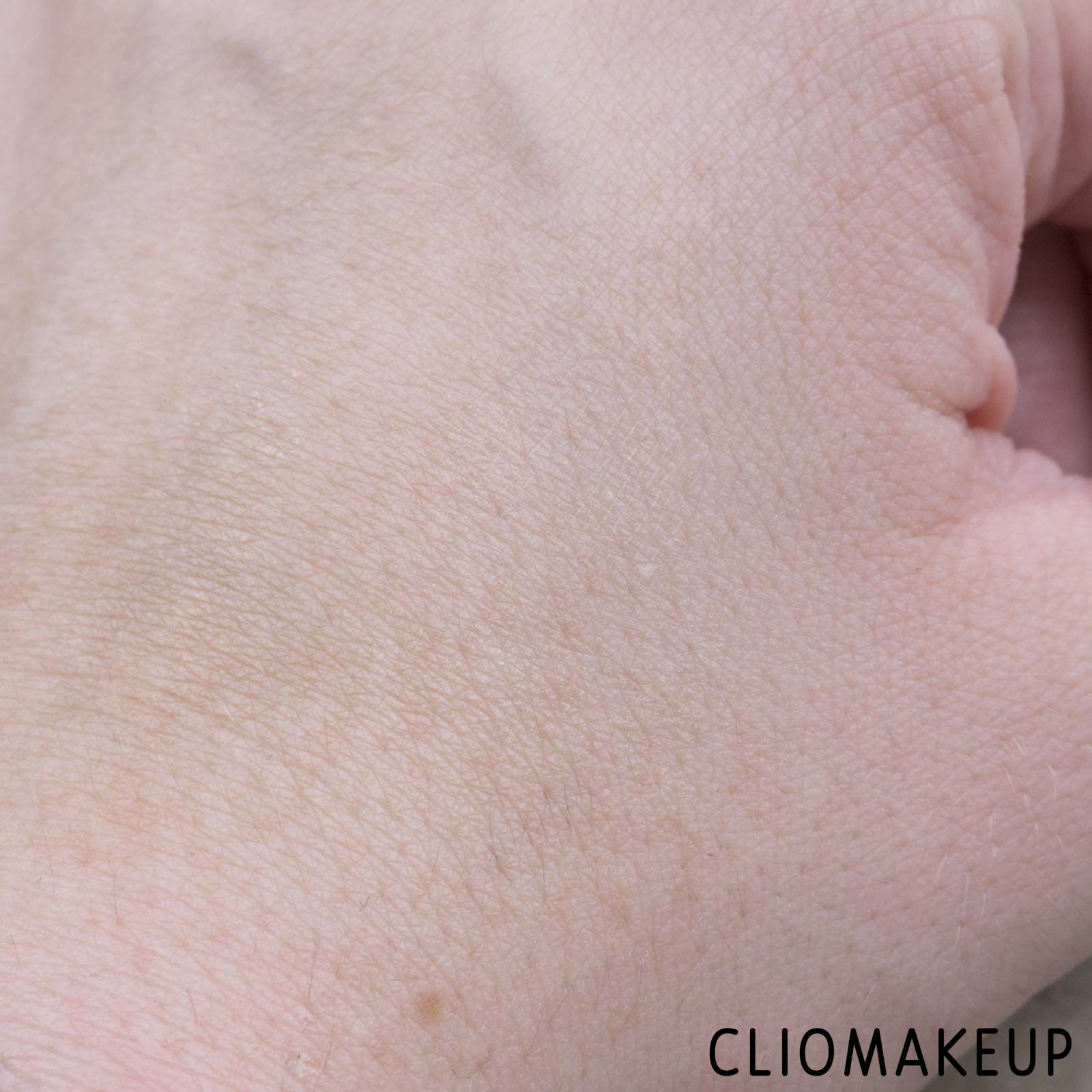 cliomakeup-recensione-cipria-marc-jacobs-finish-line-perfecting-coconut-setting-powder-8