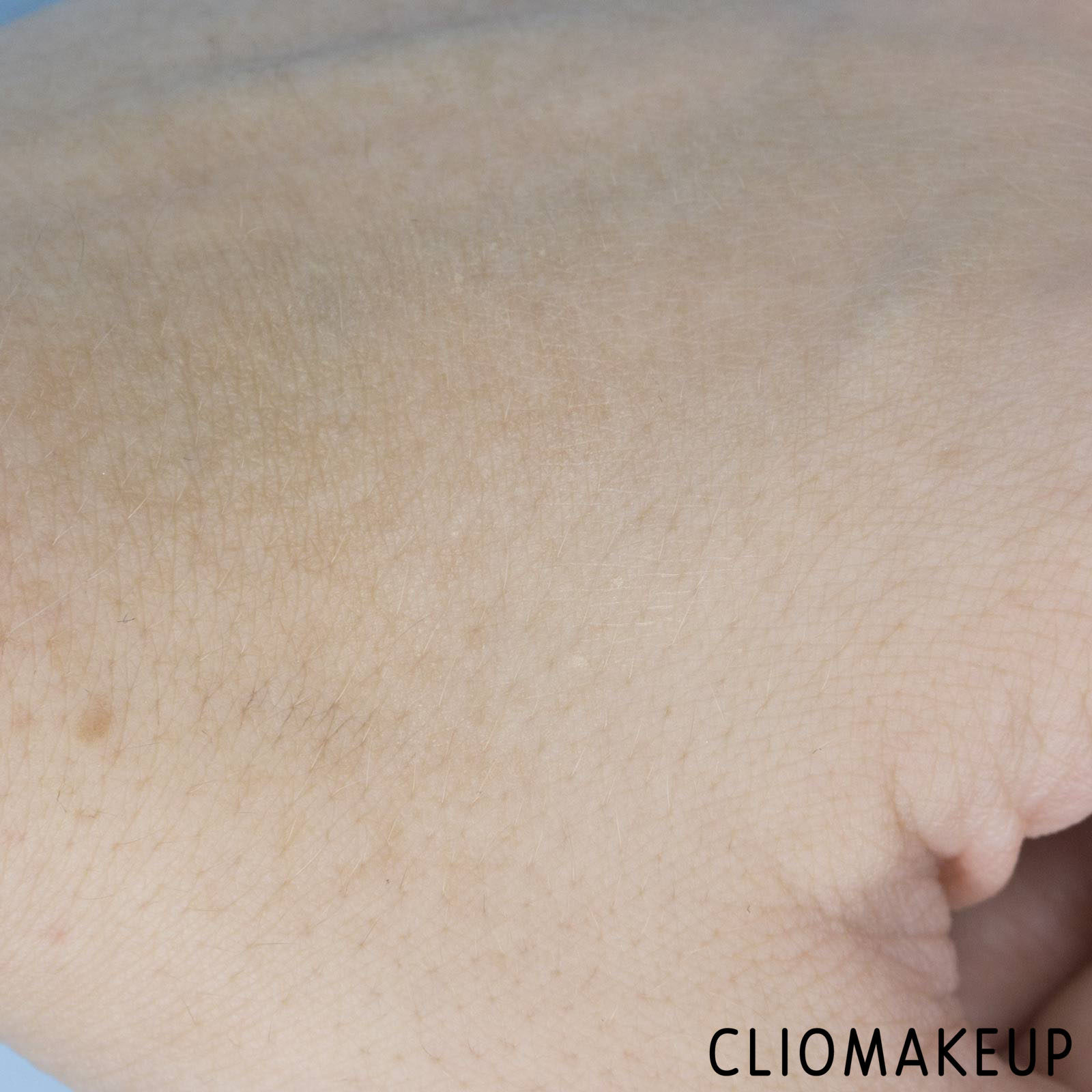 cliomakeup-recensione-cipria-marc-jacobs-finish-line-perfecting-coconut-setting-powder-9