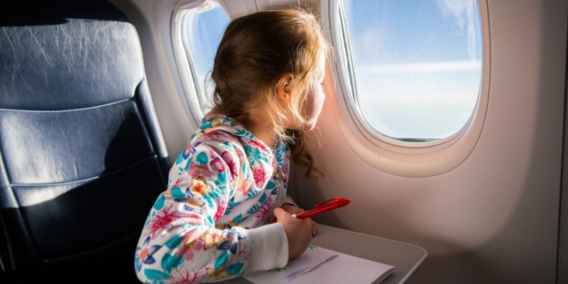 bambini in aereo