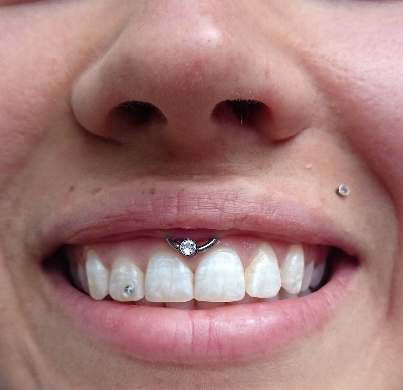 cliomakeup-tendenze-piercing-2020-teamclio-smiley