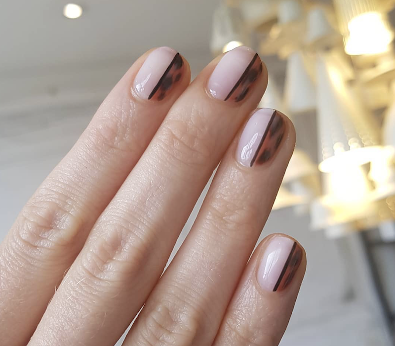 cliomakeup-tortoise-shell-nails-12-nude