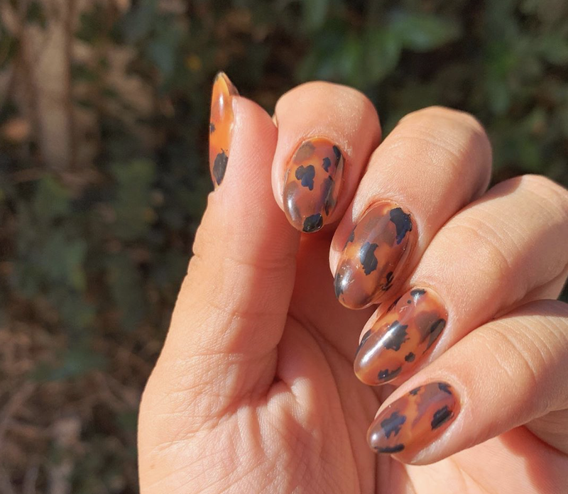 cliomakeup-tortoise-shell-nails-4-macchie