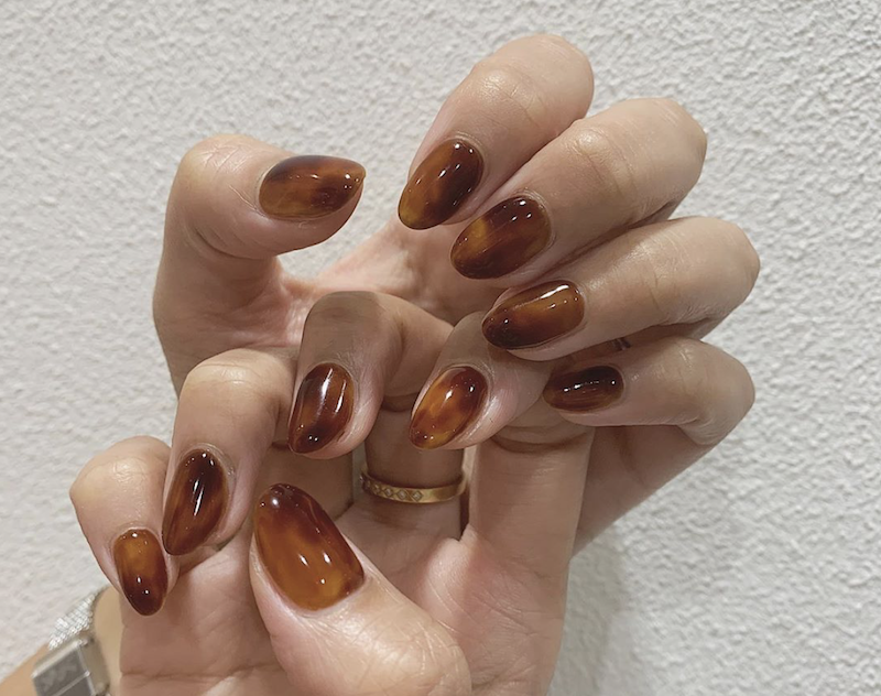 cliomakeup-tortoise-shell-nails-5-tecnica