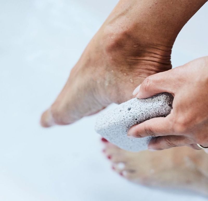 cliomakeup-talloni-screpolati-teamclio-pietra-pomice