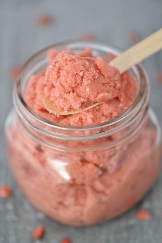 guida alla depilazione intima: fare lo scrub riduce il rischio di peli incarniti