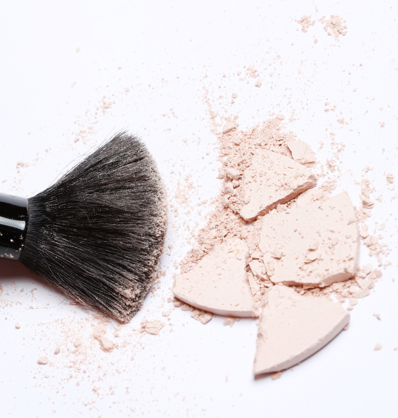 cliomakeup-errori-trucco-estate-teamclio-cipria