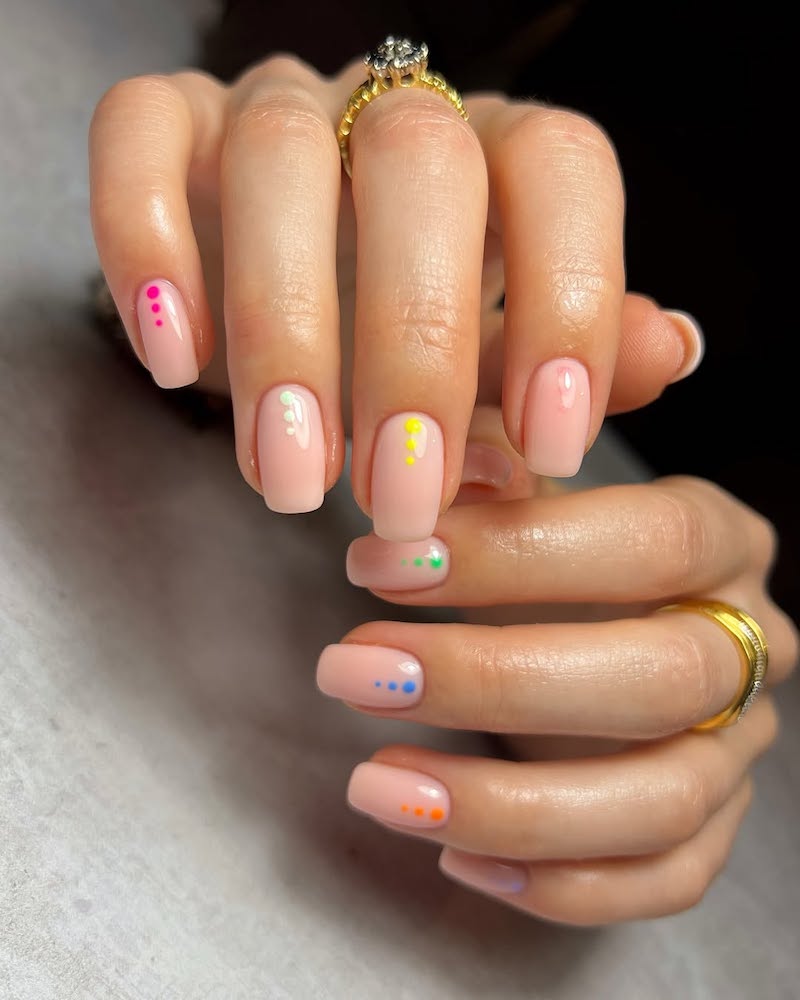 unghie-a-pois-pastello