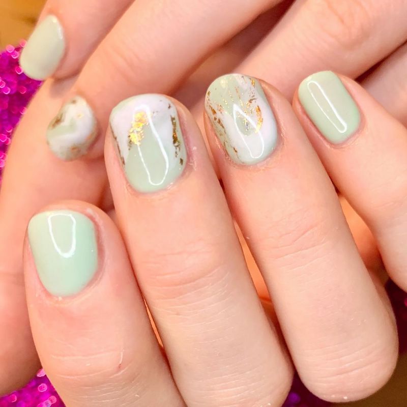 cliomakeup-unghie-autunno-2020-marble-nails-teamclio-10
