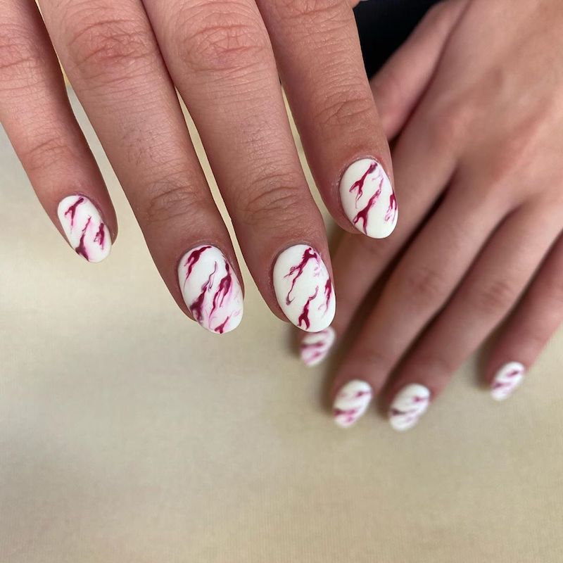 cliomakeup-unghie-autunno-2020-marble-nails-teamclio-2