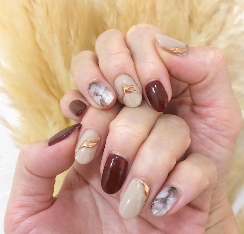 cliomakeup-unghie-autunno-2020-marble-nails-teamclio-3