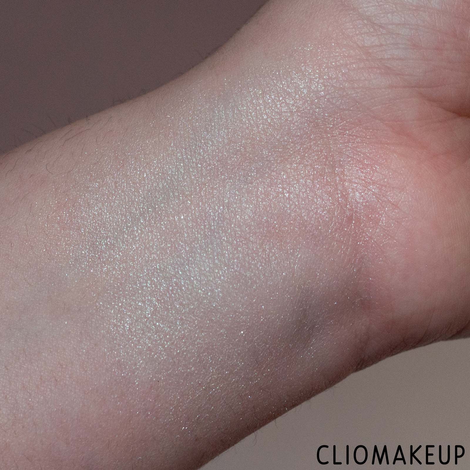 cliomakeup-recensione-Illuminante-mac-frosted-firework-extra-dimension-skinfinish-8