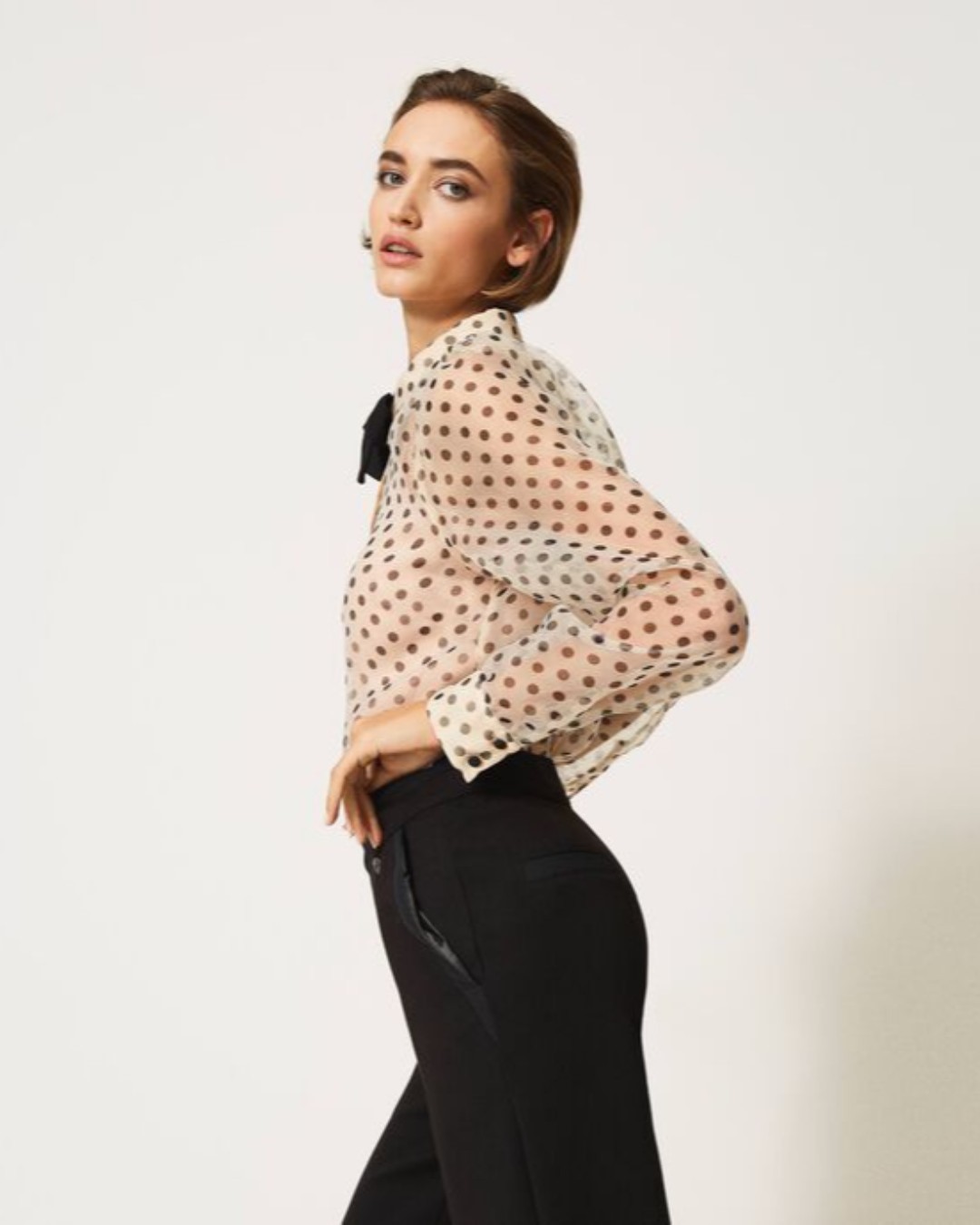 Cliomakeup-look-con-camicia-inverno-2021-22-twinsetofficial