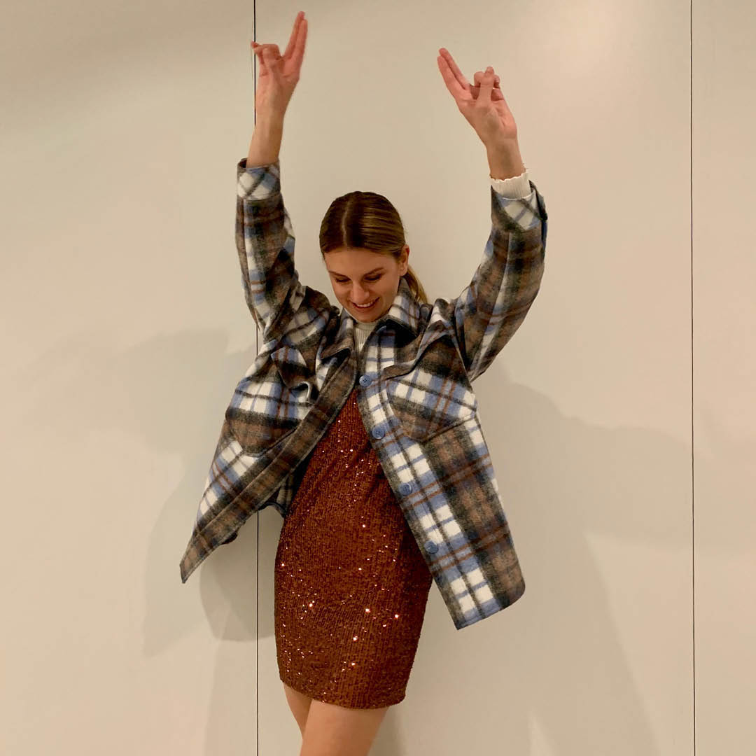 Cliomakeup-look-con-camicia-inverno-2021-25-camicia-aperta-abito